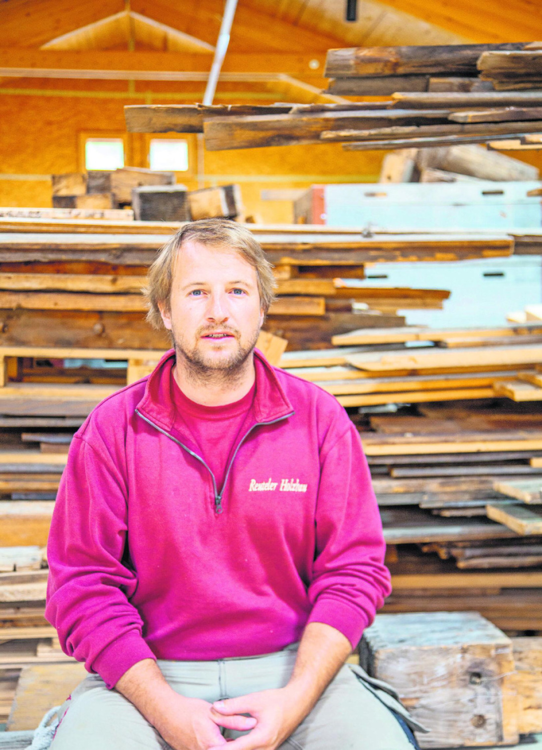 Buildings made of reclaimed wood have a unique aura. The naturally weathered surfaces of antique wood give the entire building a special character. Behind the workshop, Sandro keeps his carpenters