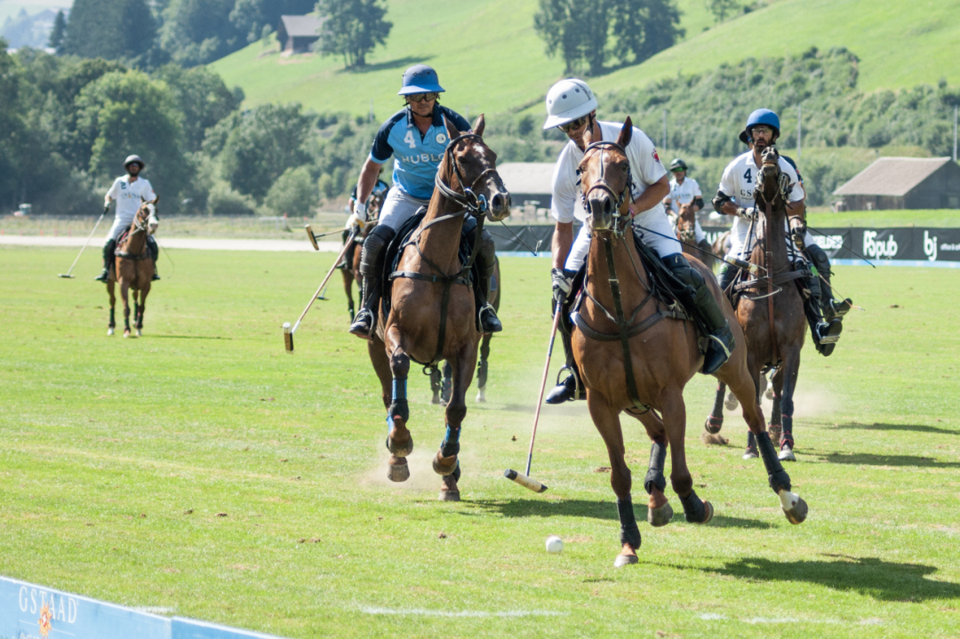Contested final on Sunday between Team Gstaad in white and Team Hublot in blue. Once more, the white team was quicker on the ball. (Photo: AvS)
