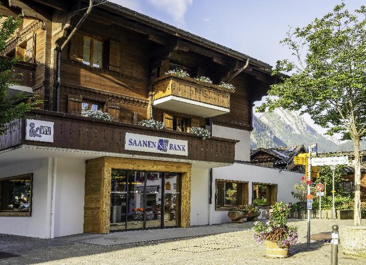 The entrance of the fully renovated headquarters in Saanen now faces Menuhinplatz and the pedestrian zone. Photograph: Corinna Müller, Saanen