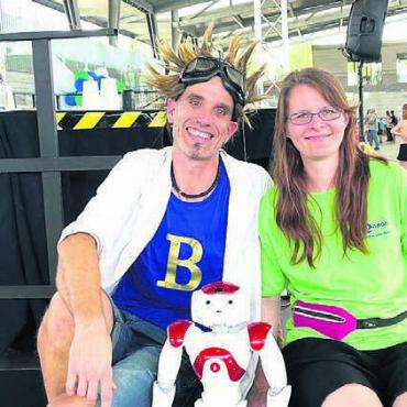 Nachmittag voller Experimente - Freude über einen gelungenen Anlass: Raphael Oldani alias Professor Bummbastic mit Roboter-Assistent Neo und Caroline Markwalder, Präsidentin des Ferienpasses.