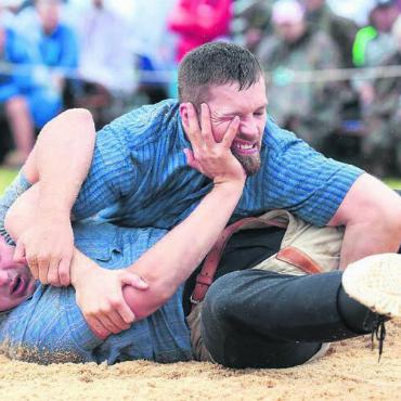 «Die Kranzausbeute ist mager» - Wenig später hat er sich schwer verletzt. Andreas Döbeli am Weissenstein-Schwinget 2022 (hier gegen Fabian Staudemann). Bald darf der Freiämter Eidgenosse wieder voll trainieren. Bild: Freshfocus