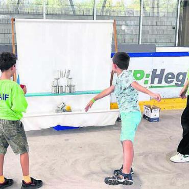 Nachmittag voller Experimente - Und schon fallen die Büchsen: Die Kinder konnten sich an diesem Nachmittag in ganz verschiedenen Disziplinen messen.