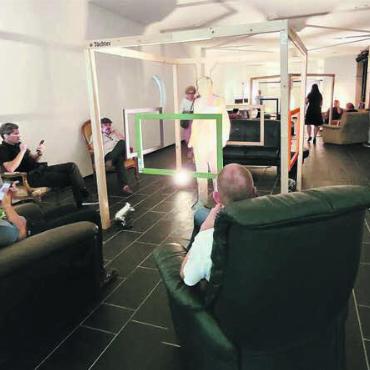 Weil das Thema viele betrifft - Die Schulleiter der Aargauer Gymnasien trafen sich diese Woche zu ihrer Konferenz und nutzten dabei gleich die Möglichkeit, die Ausstellung «Leben, was geht!» zu besuchen. «Das Thema psychische Gesundheit ist auch für uns Schulen ein wichtiges», meint dazu der Wohler Kantirektor Matthias Angst. Bild: Chregi Hansen