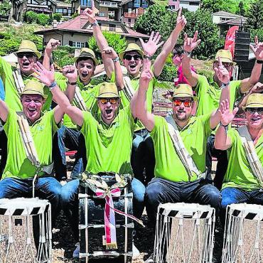 Goldkranz für Freiämter - Jubelnde Freiämter Trommler. Die Tambourengruppe im Freiamt erlebte ein tolles Tambouren- und Pfeifenfest im Wallis. Bild: zg