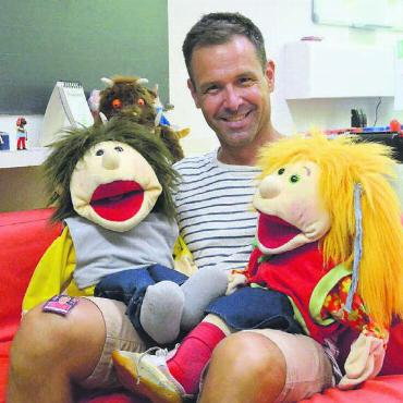 Erkenntnis bringt Durchbruch - Wie man einen Konflikt löst, das lehrt Schulsozialarbeiter Martin Schneider mit den Handpuppen Hannah und Marci. Bild: Celeste Blanc