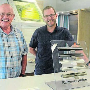 Schöner wohnen - Andrea Duschén hat das Geschäft vor neun Jahren Sohn Marco übergeben. Die beiden freuen sich auf viele Gäste am Jubiläumsanlass. Bild: chh