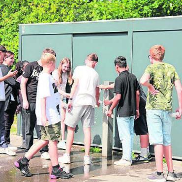 Das Miteinander stärken - Der Wasserhahn war bei den heissen Temperaturen äusserst beliebt. Bilder: mo