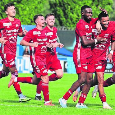 Der kleine Riesenkicker - Lulzim Aliu (2. von links) bejubelt mit seinen Teamkollegen den 1:1-Ausgleichstreffer gegen den FC Wohlen. Er hofft, dass er mit seinem neuen Verein schon gegen Rotkreuz den ersten Saisonsieg einfahren kann. Bild: Archiv/spr