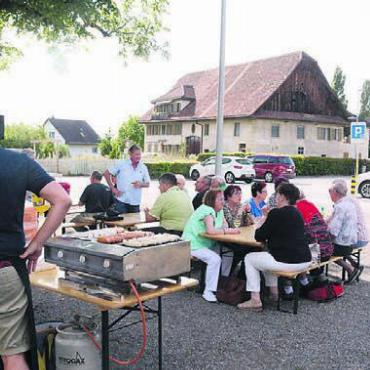 «Hätten es auch lieber anders gehabt» - Letzte Woche wurde auf dem Platz unter den Linden erstmals gefeiert. Noch handelt es sich aber um ein Provisorium. Bild: chh