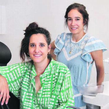 Der Killer von Milchzähnen - Nina Arnold (vorne) und Ursula Schwyzer kümmern sich um Kinderzähne. Bilder: mo