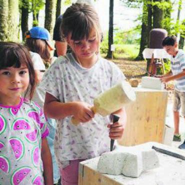 Sagen als Gewissen der Region - Kreativ: Ylva (links) und Anouk aus Bremgarten beim Steinhauen.