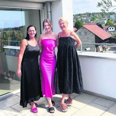 Über den Dächern von Wohlen - Hoch über den Dächern von Wohlen (von links): Mitarbeiterin Rocchina Huwiler, Julia Sahli und Nicole Wey. Bild: mub