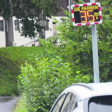 Werd vom Verkehr entlasten - Aktuell schärft ein «Smiley» in Werd das Bewusstsein fürs Tempolimit.