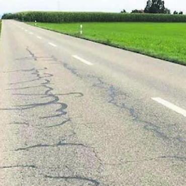 Zwei Wochen gesperrt - Die Kantonsstrasse zwischen Abtwil und Ballwil hat eine Sanierung nötig. Bild: pd
