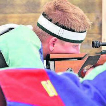 Freiämterin in Führung - Der Dietwiler Levin Bieri gewann den U15-Jugendfinal der Kleinkaliber-Gewehrschützen.