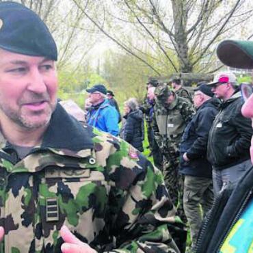 «Mein Beruf kam zu mir» - Am Besuchstag nutzte Waffenplatzchef Bernd Horn (links) die Möglichkeit für den Kontakt mit der Bevölkerung. Bild: mub