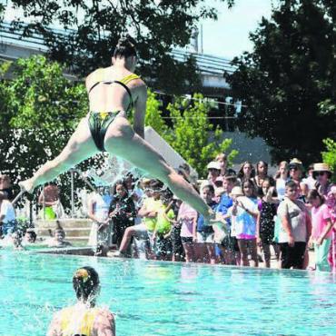 «Alles im grünen Bereich» - Der Sprung ins erfrischende Wasser: Mit der Saison 2023 sind die Verantwortlichen weitgehend zufrieden, es wurden rund 64 000 Eintritte registriert. Bilder: Archiv/dm