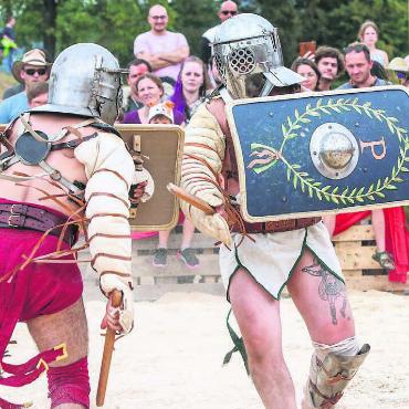 Gladiatoren und Legionäre - Am Römerfest in Augusta Raurica buhlen Gladiatoren beim Kampf um die Gunst des Publikums. Bild: Augusta Raurica