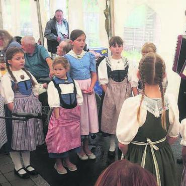«Solidarität kennt keine Grenzen» - Für den Jodlernachwuchs ist gesorgt: Annas Chinderjodelchörli unterhielt die Gäste am Nachmittag bestens. Bild: zg