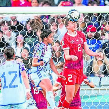 «Die Stimmung aufgesaugt» - Stark in der Luft: Julia Stierli (rechts) gewinnt ein Kopfballduell im Spiel gegen Spanien.