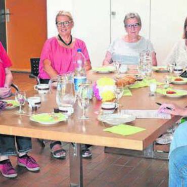 Mit Lebenserfahrung punkten - Die Verantwortlichen für Generationen im Klassenzimmer und der Schule an einem Tisch. Bild: zg