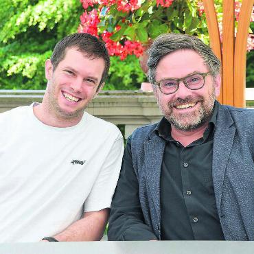 Wie zwei unterschiedliche Beizen - Ihre Meinungen sind ganz oft ähnlich und doch nicht gleich. Auf menschlicher Basis verstehen sich Philip Nussbaumer (links) und Karl Scholz bestens. Dass es künftig Allianzgottesdienste verschiedener Kirchen auch in Muri geben könnte, das schliessen beide nicht aus. Bild: Annemarie Keusch