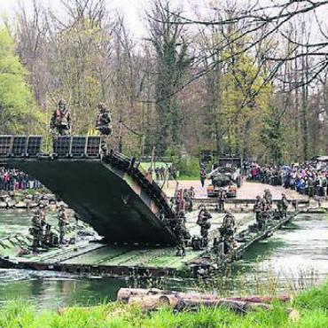 «Mein Beruf kam zu mir» - Am Besuchstag des Waffenplatzes Brugg zeigten die Genietruppen ihr Können. Bernd Horn freute sich über das grosse Interesse an der Tätigkeit der Armee.