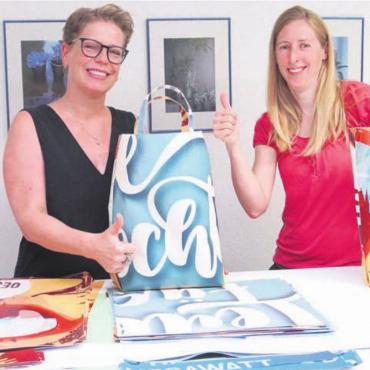 Sputen Sie sich für eine «Leuefäscht»-Blachentasche - Tamara Gratwohl (Nähatelier «fadegrad» Niederwil) und Manuela Kempf (Nähatelier «passend» Rudolfstetten) schaffen die Kunstwerke. Bild: rts