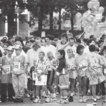 Die Batzen liegen gleich haufenweise auf der Strasse - Viele Kinder haben beim «Batzenlauf» teilgenommen. Der Erlös des Laufes geht diesmal ans Altersheim Obere Mühle in Villmergen. Bild: Archiv