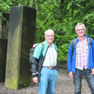Ein anderer Blick aufs Dorf - Die beiden Wanderleiter Benedikt Stalder (links) und Roland Stöckli freuen sich auf die Grenzwanderung. Bild: Annemarie Keusch