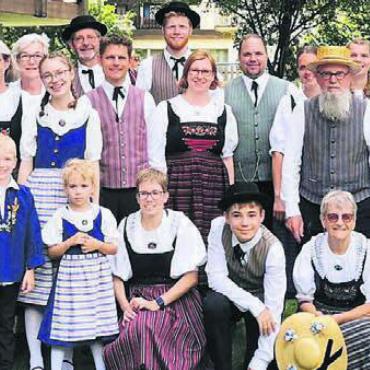 Grosser Umzug als Höhepunkt - Die Volkstanzgruppe Eggenwil war in den Kantonen Bern und Wallis unterwegs. Bild: zg