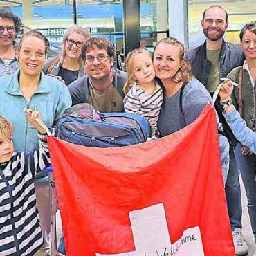 Riesiges Glück im grossen Unglück - Ein äusserst emotionaler Moment für Regula Wohler – Freunde und Familie nahmen sie am Flughafen in Zürich in Empfang. «Es war auch für sie keine einfache Zeit.
