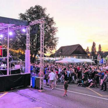 «Den Schüwo leer getrunken» - Die Marktstrasse mit der grossen Bühne und der Lindenplatz waren das Herzstück des Festgeländes und Tag und Nacht gut besucht. Bilder: Chregi Hansen / Elio Stettler