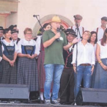 Petrus zum Ehrenbürger ernannt - OK-Präsi und Ammann Mäni Baur im Dauereinsatz: Als Gastmusiker auf der Bühne, als Ansager und bei der Eröffnung der neuen Infotafel im Zigi.