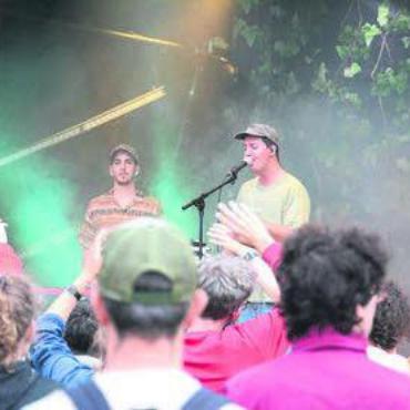 Tanzend den Regen bekämpft - Aus der Surselva nach Dottikon: Singer-Songwriter Mattiu.