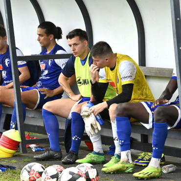 Fussball: Niederlage in Nachspielzeit - Hängende Köpfe beim FC Wohlen. Durch zwei Gegentreffer in der 90. und 94. Minute verlieren sie das Spiel gegen Solothurn tatsächlich noch. Bild: Alexander Wagner