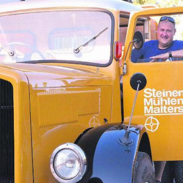 Fahrzeuge mit Charakter - Den ersten Oldtimer, den Michael Fust restauriert hat, fährt er heute noch – so auch an der Aargauer Abendausfahrt. Bilder: Celeste Blanc