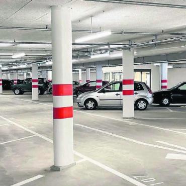Ärgernis endlich korrigieren - Die neue P R-Anlage beim Bahnhof weist eine viel zu tiefe Frequenz auf. Oft sind gerademal 15 Prozent der 107 Parkplätze besetzt. Nun ist auch die «Mitte» der Meinung, dass zu hohe Tarife schuld sind an der schlechten Auslastung. Darum sollen die Preise runter. Bild: Archiv/dm