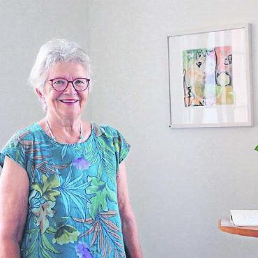 Mit grosser Offenheit eintauchen - Françoise Rickenbacher staunt immer wieder, was beim Malen entstehen kann. Bilder: mo