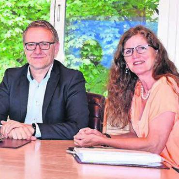 Schnell, laufend, wirksam… - Ariane Gregor, Vorsteherin des Ressorts Volksschule, stellte im Juni die Strategie vor, nun holte sie das Okay vom Einwohnerrat ab. Links Gemeindeammann Arsène Perroud. Bild: Archiv/dm
