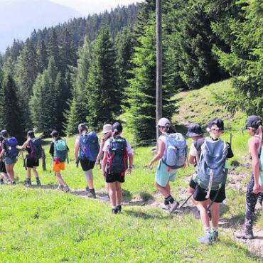Spiel, Spass und Abenteuer - Auf einer Wanderung konnten die Teilnehmerinnen die Gegend erkunden. Bilder: zg