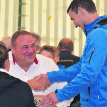Strebel und die Traditionen - Überraschung geglückt – Thomas Näf vom Seilziehclub Waltenschwil-Kallern überreicht Stefan Strebel eine Schachtel Waltenschwiler Mohrenköpfe. Bilder: Annemarie Keusch