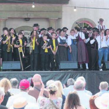 «Den Schüwo leer getrunken» - Einer der Höhepunkte des Festes: Drei Formationen («Crazy Hoppers», «Echo vom Lindenberg» und «Sarmi-Singers») präsentierten gemeinsam eine überarbeitete Version des «Sarmi-Liedes» von 1952. Der Applaus des Publikums war riesig.
