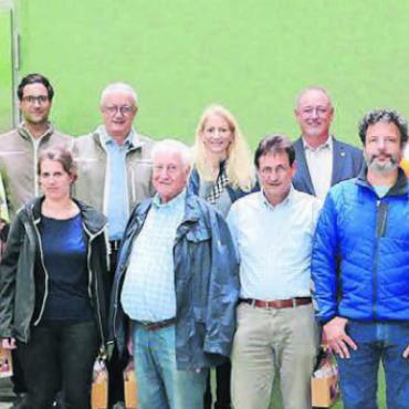 Jahrhundertwerk vollendet - Ein Gruppenbild vor dem neu sanierten Reservoir Hofor in Eggenwil. Die Eggenwiler Gemeindebehörde sprach allen Beteiligten ihren Dank für die erbrachten Leistungen aus. Bild: tre