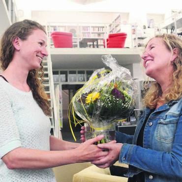 Langsam geht es wieder aufwärts - Als Dank für ihren grossen Einsatz im ersten Jahr in der Geschäftsstelle überreicht Präsidentin Fabienne Meyer (links) der neuen Sekretärin Doris Busslinger einen Blumenstrauss. Bild: Chregi Hansen