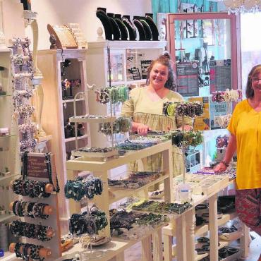 Biggi – die Heilstein-Schmuck-Therapeutin - Zwei taffe Frohnaturen im Reich der Heilsteine: Carina Borner (links) und Biggi Winteler. Bild: rts