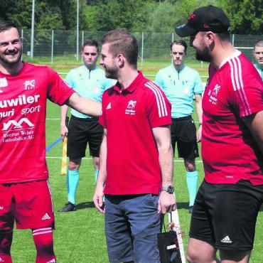 In Shaqiris Nachbarschaft - Joel Trüb (links) wird vor dem letzten Spiel der vergangenen Saison von Muri-Präsident Michael Stadelmann (Mitte) und Sportchef Yanick Hofer verabschiedet. Der FC Muri wird dem Flügelflitzer genauso fehlen wie der bisherige Marketingleiter und Stammspieler dem Verein. Bild: Archiv/jl