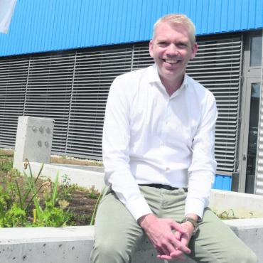 Aus fünf mach eins - CEO Chris Mühlemann vor dem neuen Sitz der Firma Richnerstutz. Endlich sind alle Abteilungen unter einem Dach vereint. Bild: chh