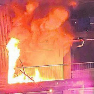 Brand in Mehrfamilienhaus - Das Feuer auf dem Balkon konnte rasch unter Kontrolle gebracht werden. Bild: pd