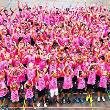 Ein Traum in Pink - Schön und imposant: der ganze Verein auf einem Bild. Bild: zg